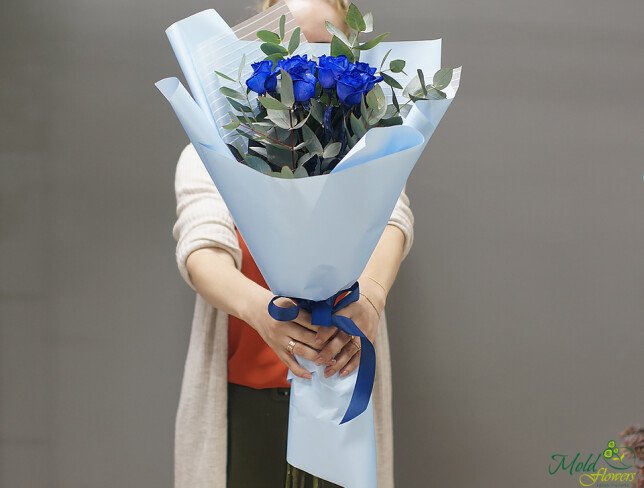 Buchet din trandafiri albastri intensi si eucalipt verde, in hartie albastra delicata