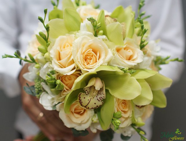 Букет невесты из светло-розовых роз, зеленых орхидей фаленопсис и белых фрезий с белой лентой фото