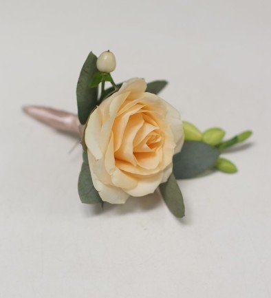 Boutonniere flower made of cream rose, freesia, and hypericum photo 394x433