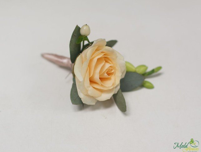 Бутоньерка из кремовой розы, фрезии и гиперикума Фото