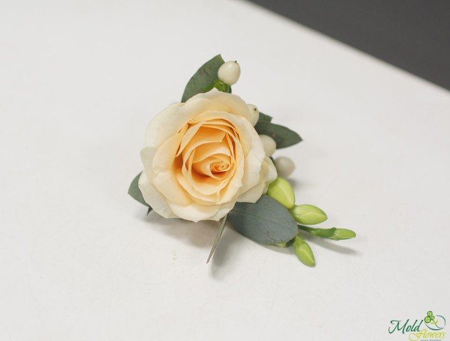 Floare-butoniera din trandafir crem, frezie și hypericum foto
