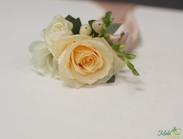 Браслет из кремовой розы, эустомы и гиперикума Фото