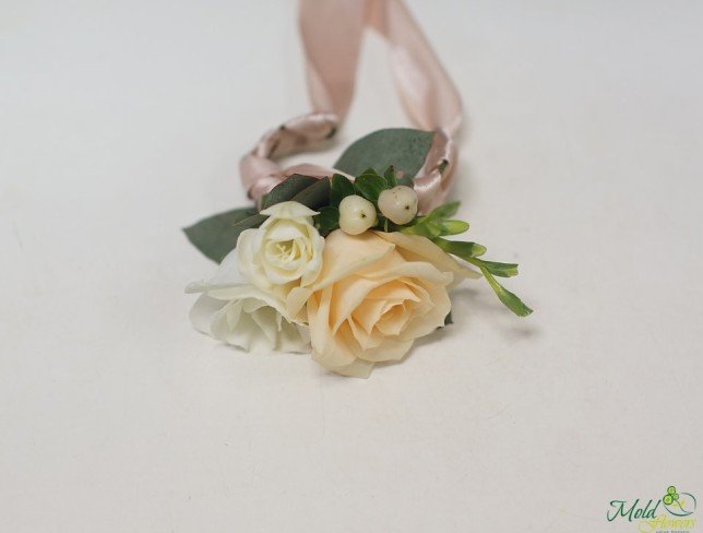 Bracelet made of cream rose, eustoma, and hypericum photo