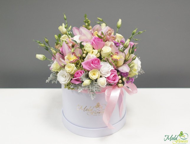 Cutie albă cu orhidee și trandafiri 2 foto