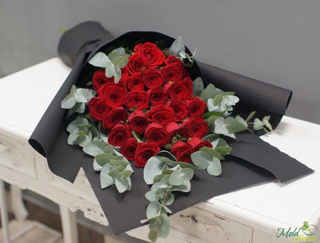 Букет из красных роз и эвкалипта в черной бумаге  фото