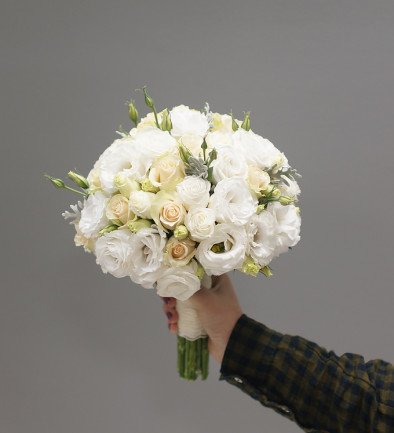 Bridal bouquet of white eustoma and cream roses photo 394x433