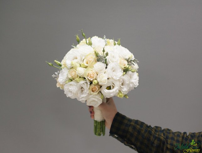 Bride's bouquet of white eustoma and cream roses from moldflowers.md