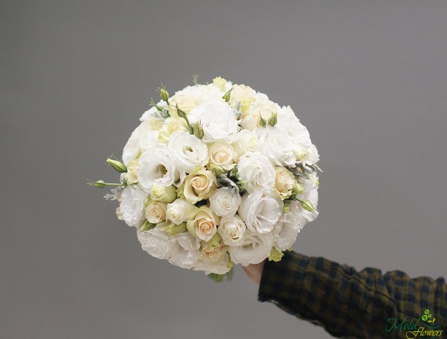 Свадебный букет невесты из белой эуйстомы и кремовых роз от moldflowers.md