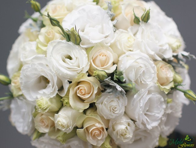 Свадебный букет невесты из белой эуйстомы и кремовых роз от moldflowers.md