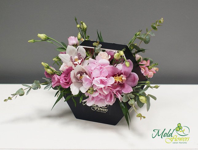 Стильная чёрная коробка с бледно- розовой гортензией, розой, эустомой, белой и розовой орхидеей цимбидиум и эвкалиптом фото