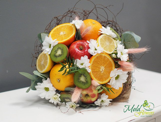Фруктовый букет из апельсинов, яблок, киви и хризантемы Фото