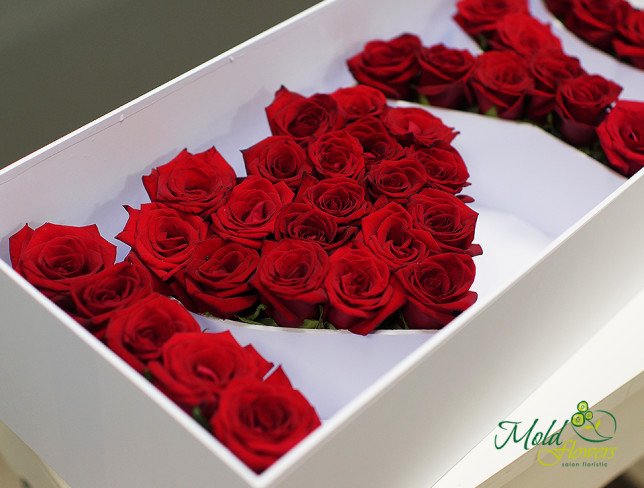 Compozitia "I Love You" din trandafiri rosii in cutie alba cu banda rosie de la moldflowers.md
