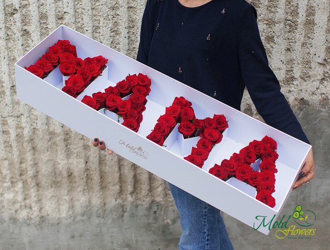Композиция "Мама" из красных роз в белой коробке с красной лентой от moldflowers.md
