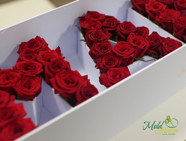 Compozitia "Mama" din trandafiri rosii in cutie alba cu banda rosie de la moldflowers.md