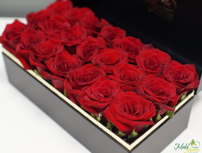 Compozitia din trandafiri rosii in cutie neagra de la moldflowers.md