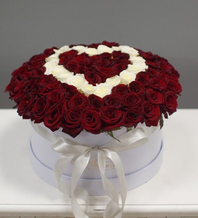 101 бело-красная роза с сердцем в коробке Фото 394x433