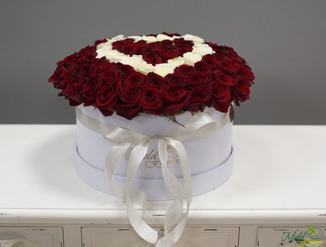Compozitia din 101 trandafir alb-rosu cu inima in cutie de la moldflowers.md