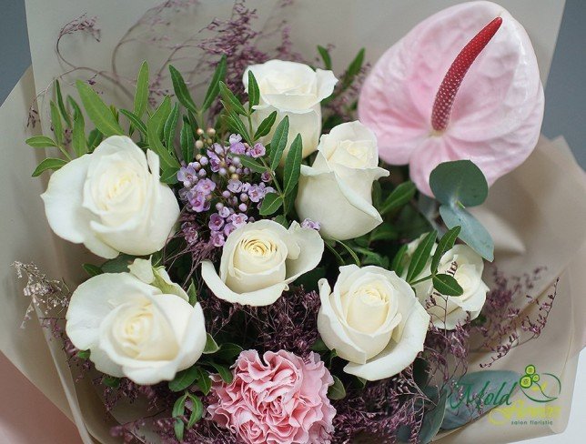Букет из роз, антуриума, гипсофилы и гвоздики от moldflowers.md