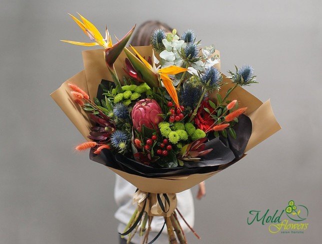 Buchet cu protea roz, strelitzia portocalie, eryngium albastru, crizanteme verzi, in hartie maro si neagra