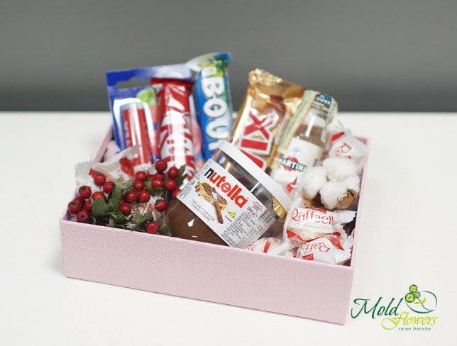 Коробка с конфетами raffaello, шоколадом и nutella от moldflowers.md
