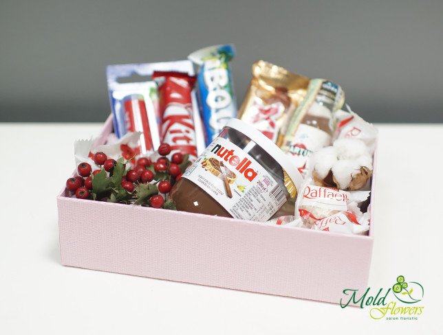 Коробка с конфетами raffaello, шоколадом и nutella от moldflowers.md