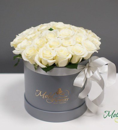 Серая коробка с белыми розами Фото 394x433