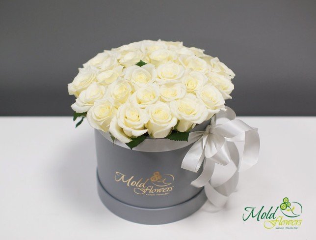 Trandafiri albi in cutie sura de la moldflowers.md