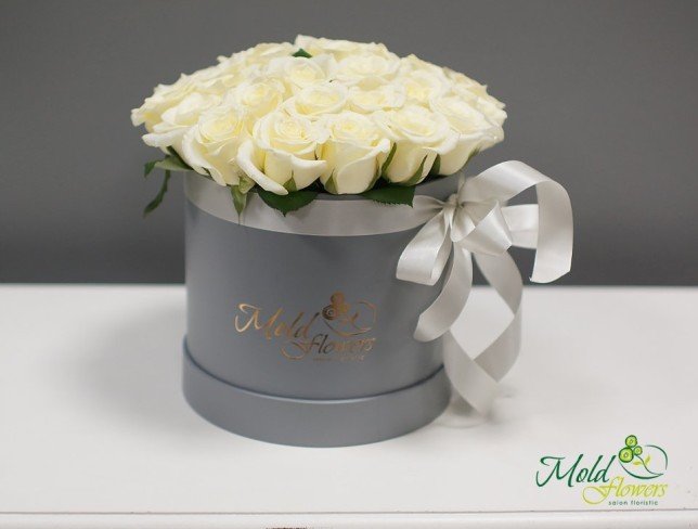 Розы белые в серой коробке от moldflowers.md