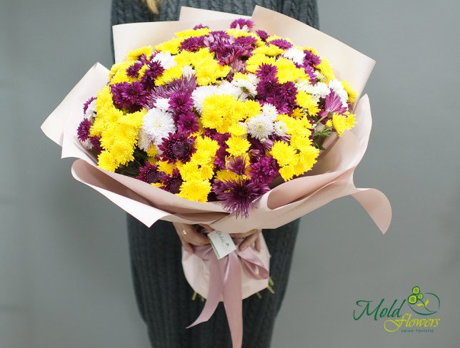 Buchet din crizanteme colorate de la moldflowers.md