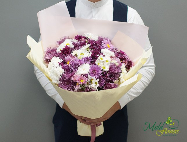 Bouquet with purple, white, and pink chrysanthemums, in cream and pink paper