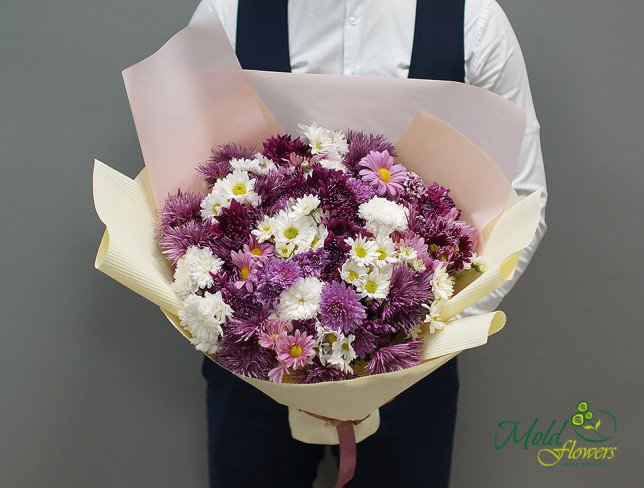 Bouquet with purple, white, and pink chrysanthemums, in cream and pink paper