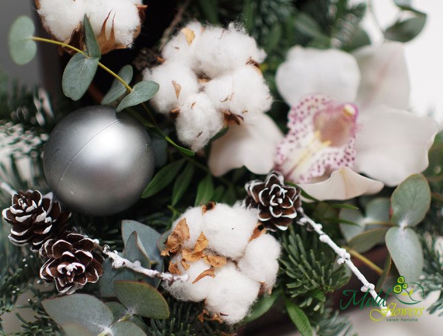 Сундучок с белой орхидеей, хлопком, эвкалиптом, веточками ели, шишками и ёлочными игрушками серебряного цвета фото