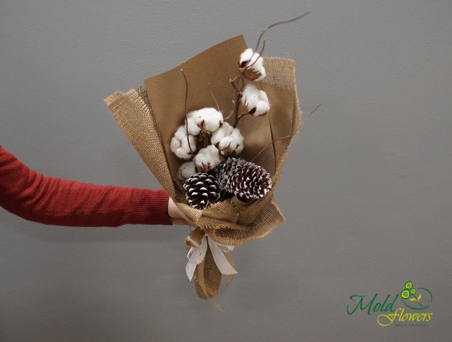 Buchet cu conuri de brad si flori de bumbac albe, in hartie maro si panza de sac