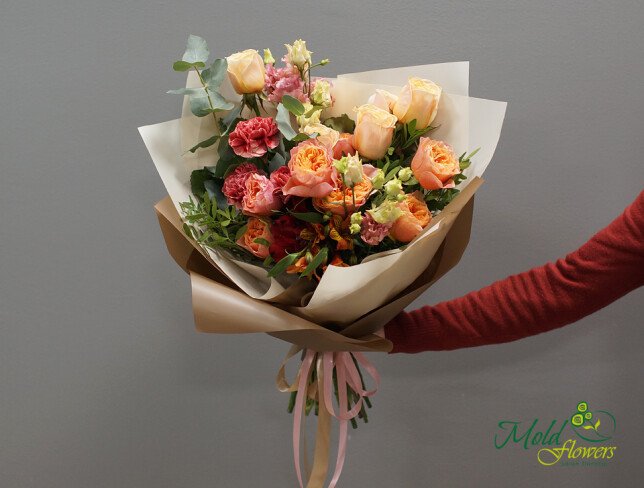 Buchet din alstroemeria, garoafe, eustome, trandafiri si eucalipt de la moldflowers.md