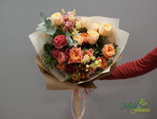 Buchet din alstroemeria, garoafe, eustome, trandafiri si eucalipt de la moldflowers.md