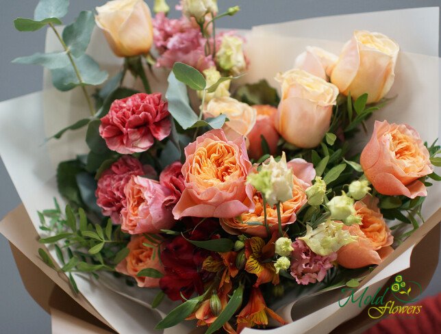 Buchet din alstroemeria, garoafe, eustome, trandafiri si eucalipt de la moldflowers.md