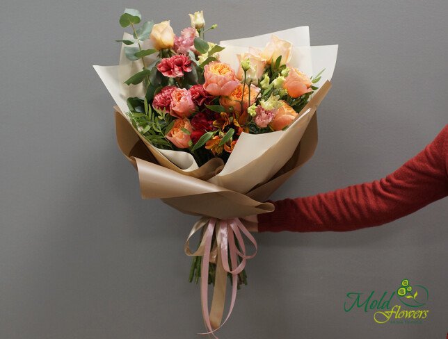 Buchet din alstroemeria, garoafe, eustome, trandafiri si eucalipt de la moldflowers.md