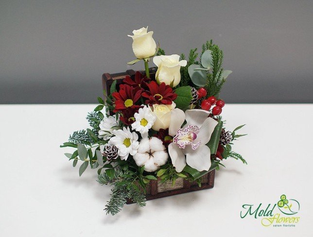 Сундук с белой розой, хризантемой, шишками,  ветками ели и орхидеей фото