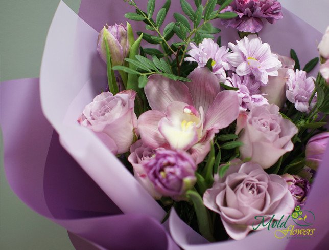 Букет из хризантем, орхидеи, гвоздики, эустомы, роз и тюльпанов от moldflowers.md