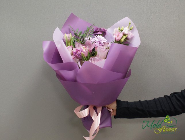 Букет из хризантем, орхидеи, гвоздики, эустомы, роз и тюльпанов от moldflowers.md