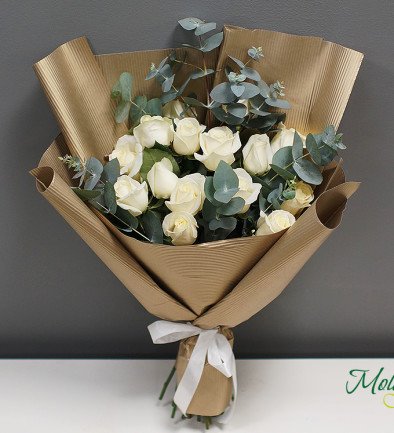 Buchet din trandafiri albi și eucalipt foto 394x433