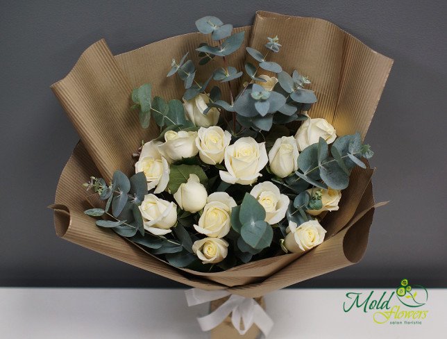 Букет из белых роз с эвкалиптом от moldflowers.md
