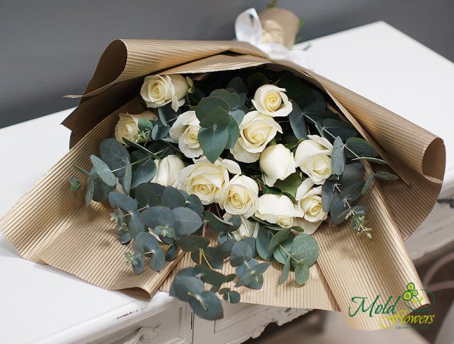Букет из белых роз с эвкалиптом от moldflowers.md
