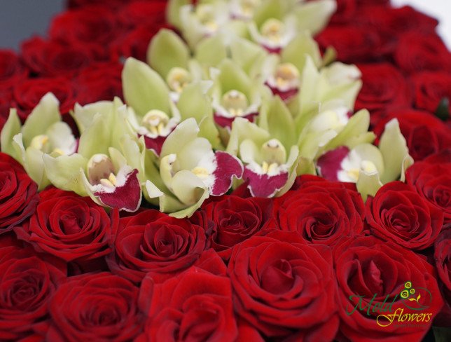 Композиция- сердце из красных роз и зеленых орхидей цимбидиум фото