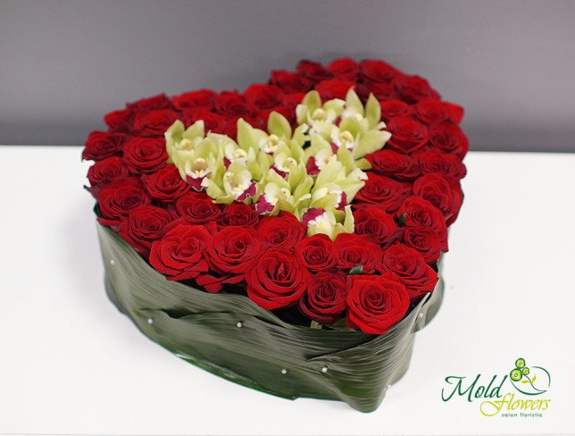 Композиция- сердце из красных роз и зеленых орхидей цимбидиум фото
