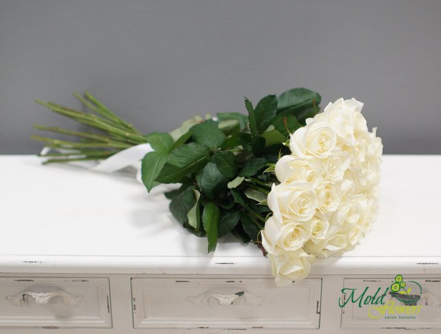 Букет из 25 белых роз 50-60 см от moldflowers.md