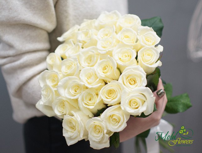 Букет и белых роз 30-40 см от moldflowers.md
