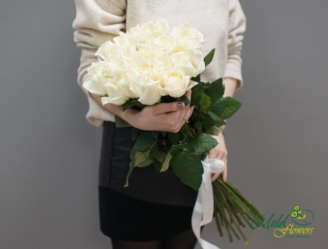Букет из 25 белых роз 50-60 см от moldflowers.md