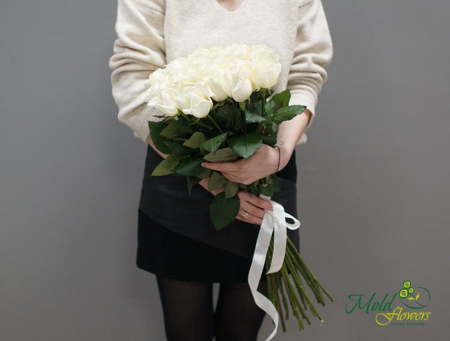 Bouquet of 25 white roses 50-60 cm from moldflowers.md