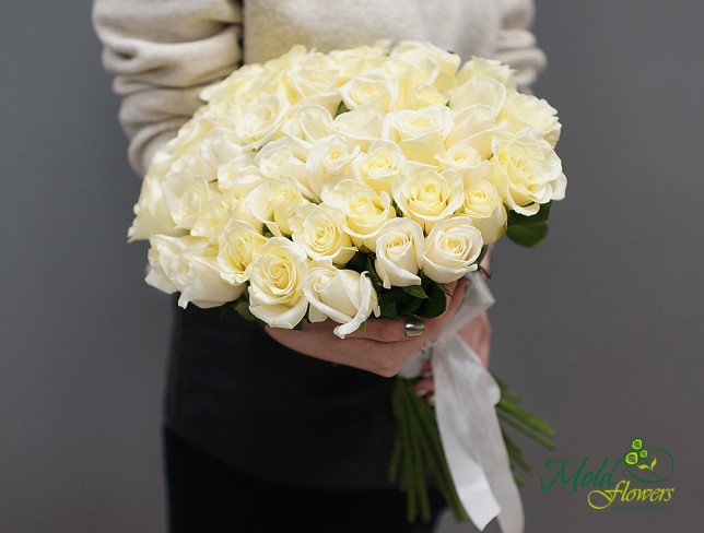 Buchet din 51 trandafiri albi 30-40 cm de la moldflowers.md